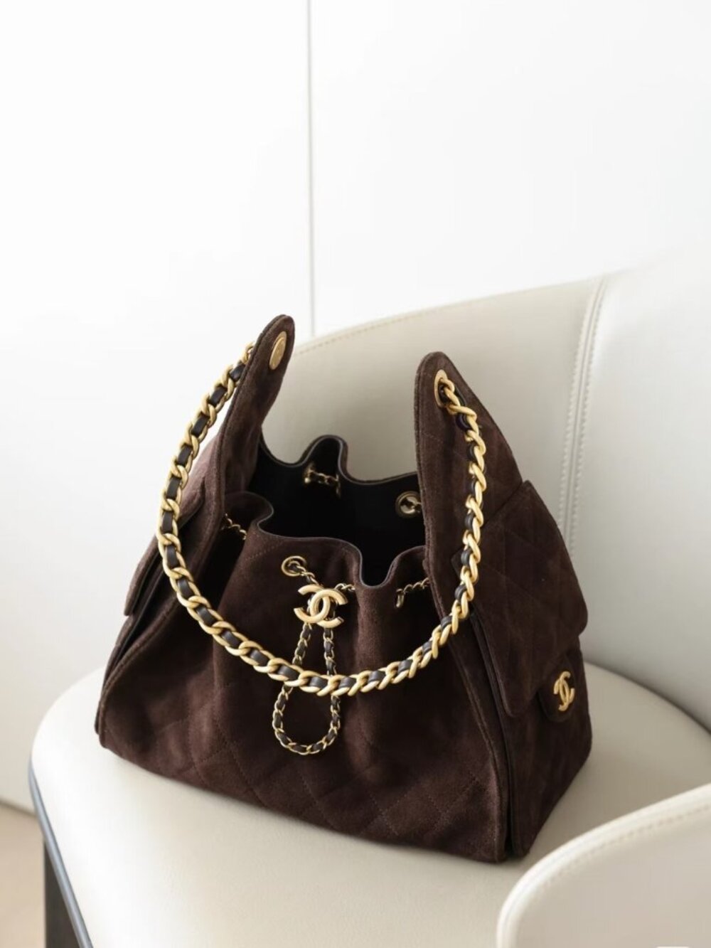 Classic CHANEL bag: A Stylish and Versatile Choice for Elegance